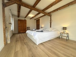 chambre lit double gîte Alsace Zellwiller Route des vins colombages bois ancien traditionnel