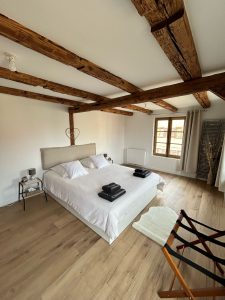 chambre lit double gîte Alsace Zellwiller Route des vins colombages bois ancien traditionnel