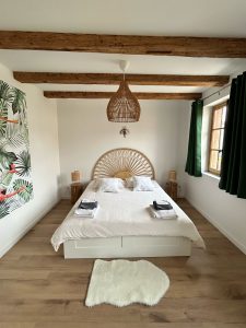 chambre lit double gîte Alsace Zellwiller Route des vins colombages bois ancien traditionnel