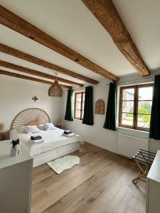 chambre lit double gîte Alsace Zellwiller Route des vins colombages bois ancien traditionnel location