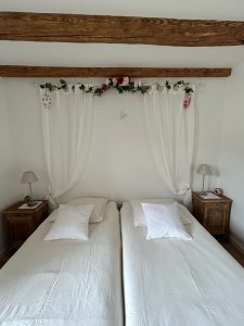 chambre lit double gîte Alsace Zellwiller Route des vins colombages bois ancien traditionnel