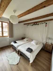 chambre lit double gîte Alsace Zellwiller Route des vins colombages bois ancien traditionnel