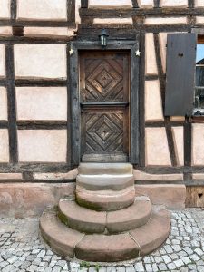 Alsace gîte ancien tradition chic authentique rare demeure grés des Vosges bois tommettes style porte