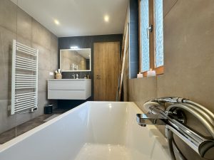 Alsace gîte ancien tradition chic authentique rare demeure grés des Vosges bois tommettes style salle de bains