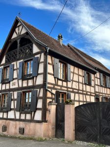 façade colombage Alsace gîte ancien tradition